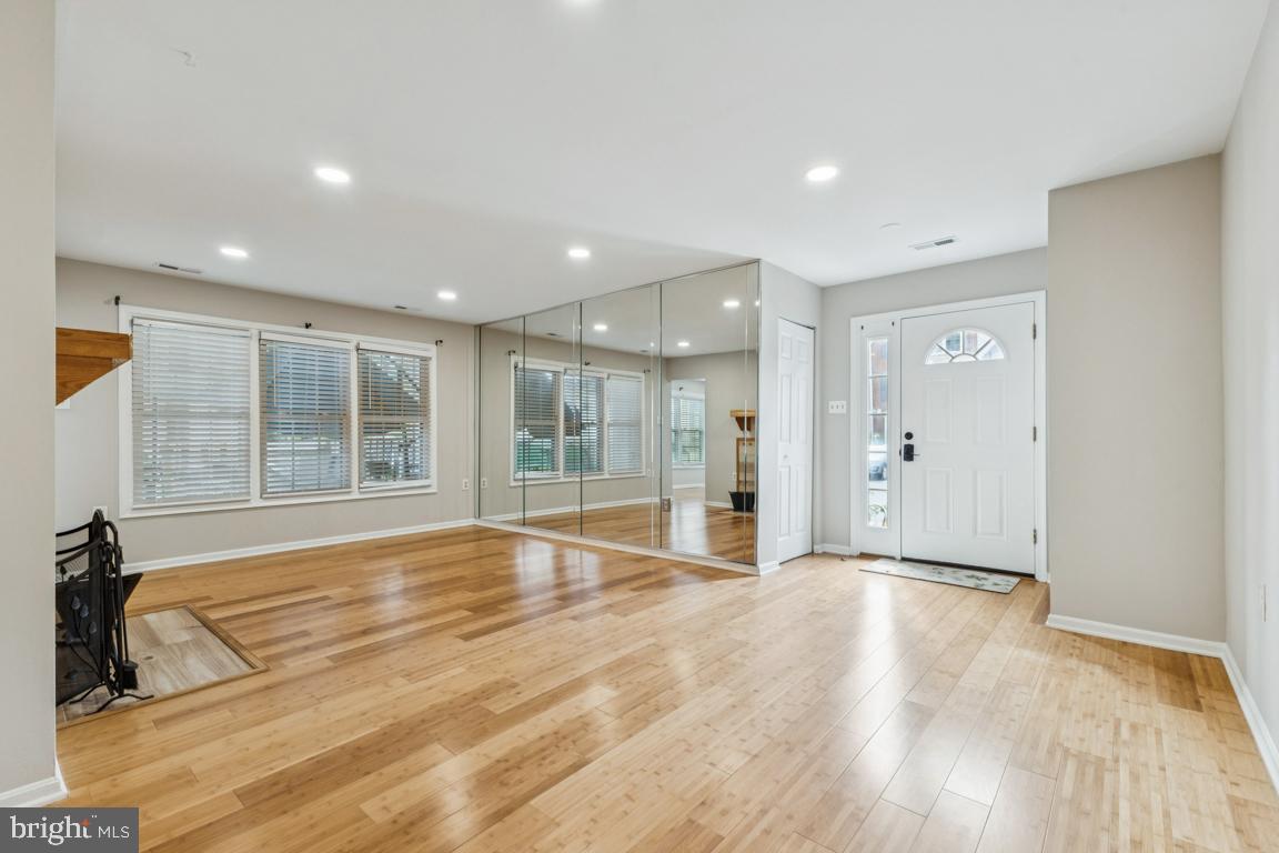 7402 Rokeby Drive Manassas, VA 20109 - Photo 2 of 25 Foyer and spacious living area