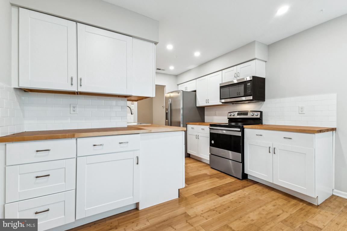 7402 Rokeby Drive Manassas, VA 20109 - Photo 6 of 25 Modern kitchen with eat-in area