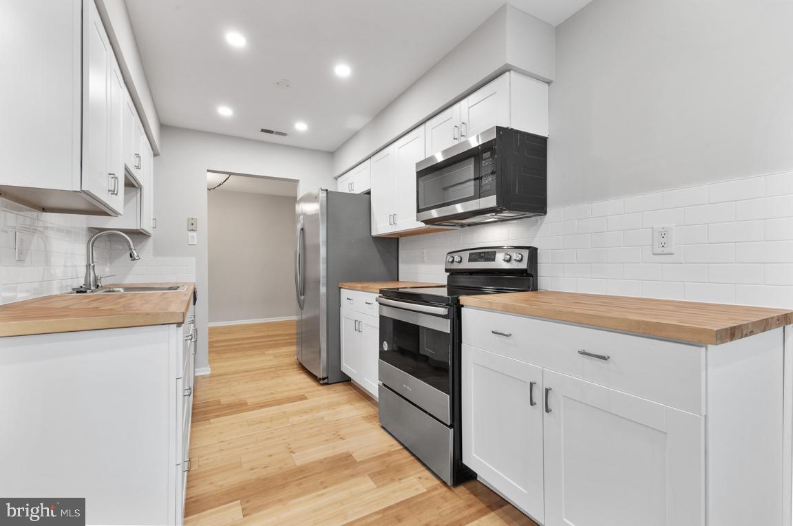 7402 Rokeby Drive Manassas, VA 20109 - Photo 7 of 25 Modern kitchen wit