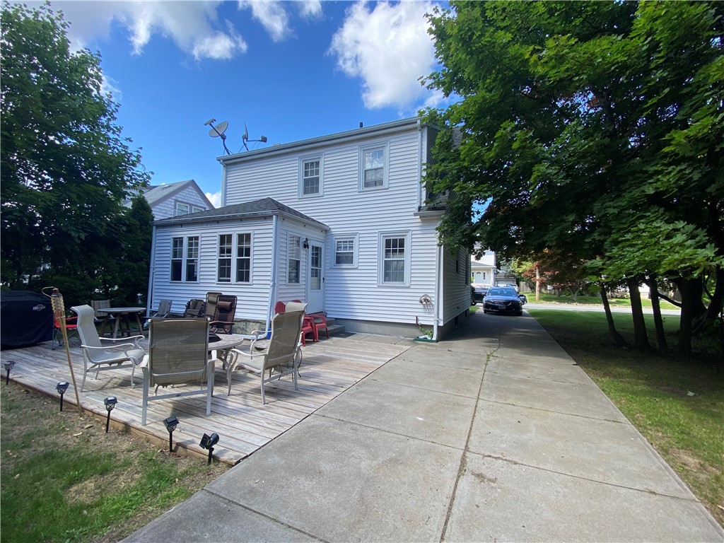 332 Aqueduct Road Cranston, RI 02910 - Photo 3 of 15