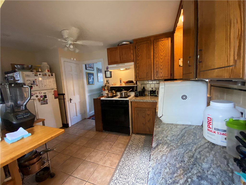 332 Aqueduct Road Cranston, RI 02910 - Photo 9 of 15
