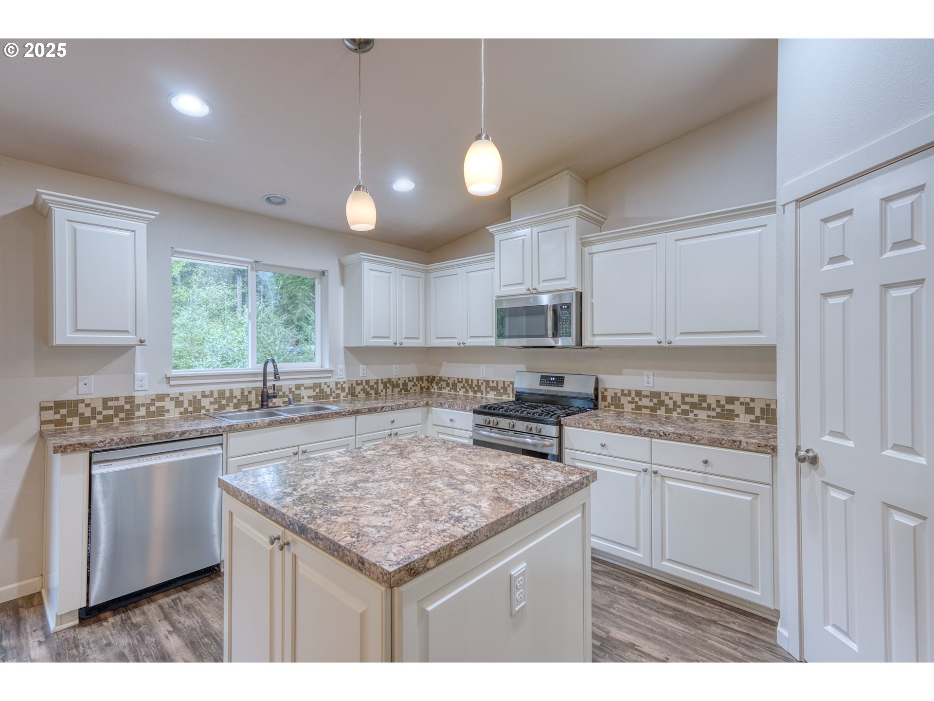 202 Edgewater Drive Carson, WA 98610 - Photo 13 of 48