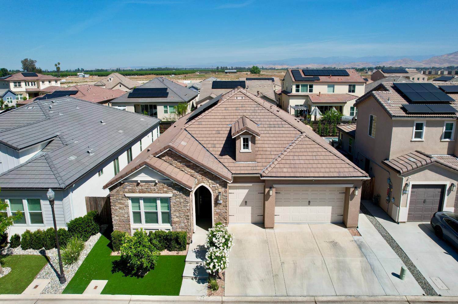 445 Bloom Lane Clovis, CA 93619 - Photo 2 of 31