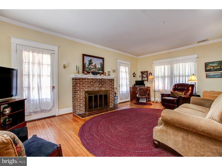 32 Mansion Road Springfield, PA 19064 - Photo 3 of 25 Living Room