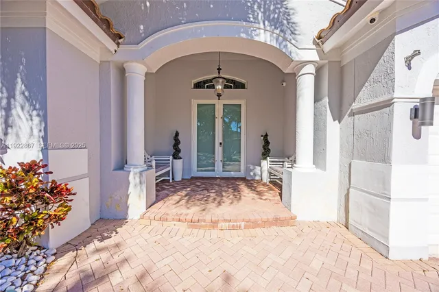 an empty room with closet and mirror
