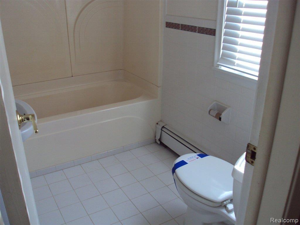 1629 Ridge Road Highland, MI 48356 - Photo 6 of 16 Bath2.jpg