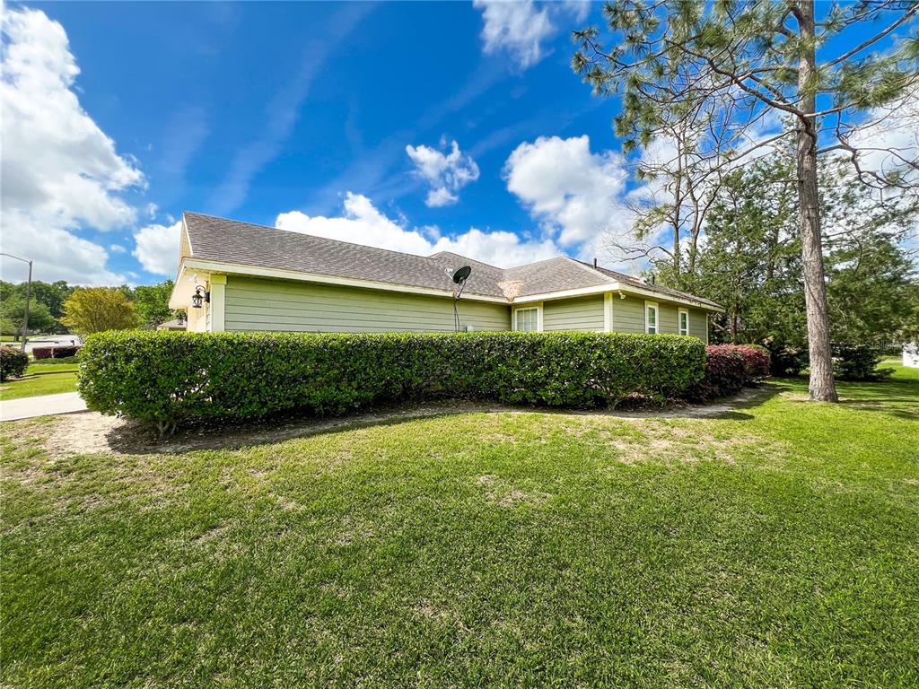 19176 Northwest 228th Street High Springs, FL 32643 - Photo 57 of 68 a view of a house with a garden