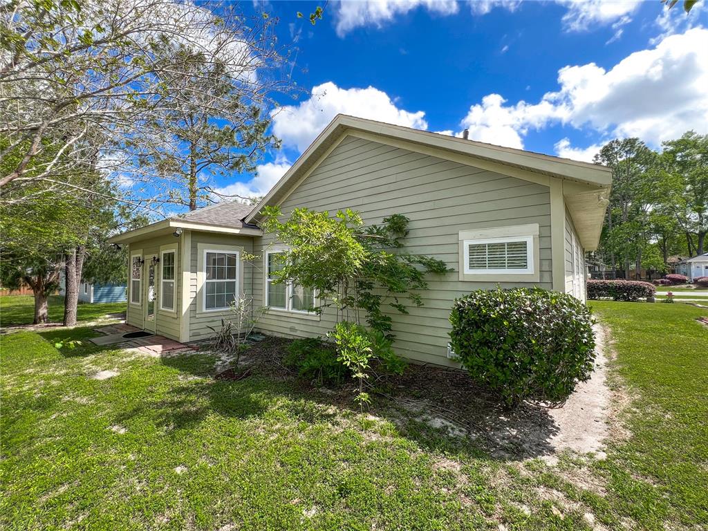 19176 Northwest 228th Street High Springs, FL 32643 - Photo 62 of 68 a front view of a house with garden