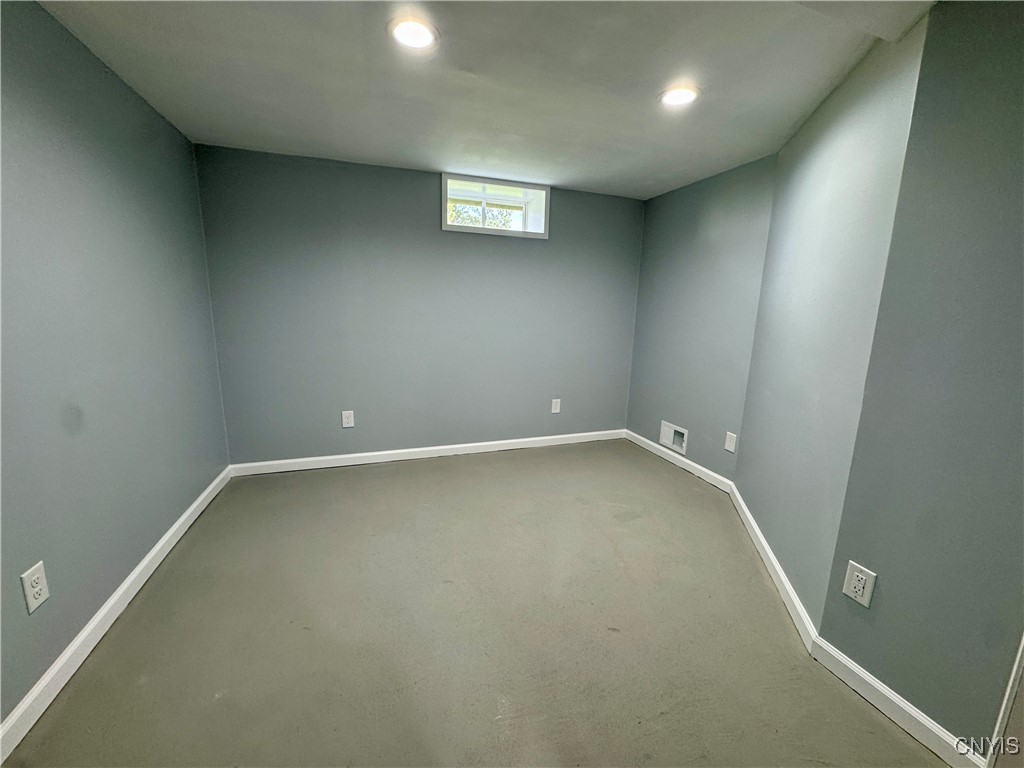 448 Van Roen Road Utica, NY 13502 - Photo 17 of 32