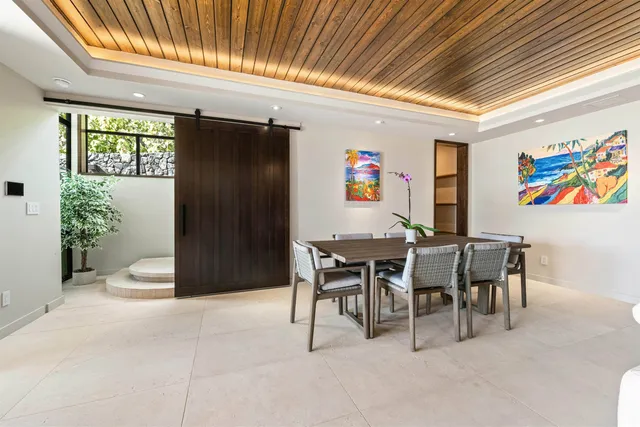 a dining room that has a table and chairs in it