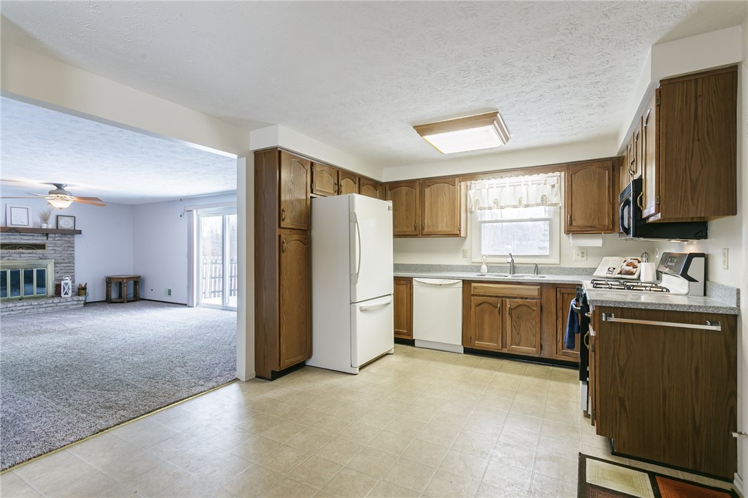 516 Gilmore Road Clarkson, NY 14420 - Photo 11 of 31 Kitchen open to Family room