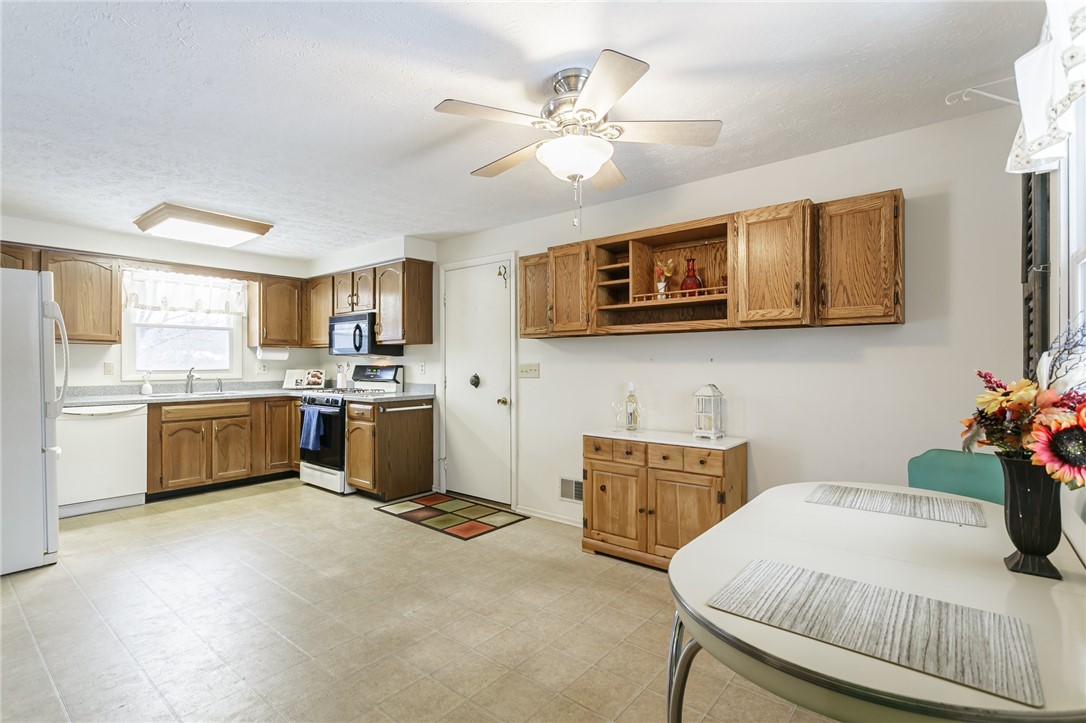 516 Gilmore Road Clarkson, NY 14420 - Photo 5 of 31 Large kitchen/dining combo