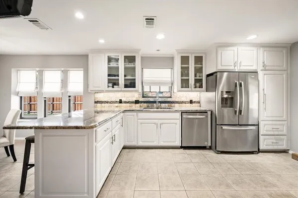 $519,500 | 129 East Louella Drive, Hurst, TX 76054
