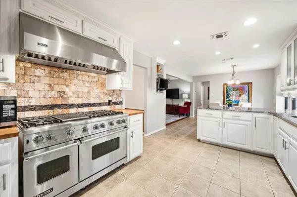 $519,500 | 129 East Louella Drive, Hurst, TX 76054