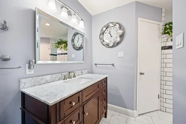 $519,500 | 129 East Louella Drive, Hurst, TX 76054