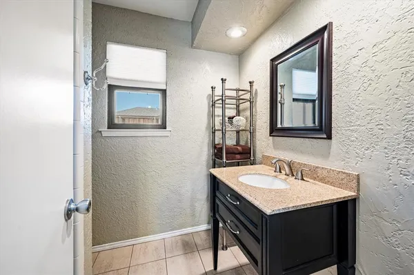 $519,500 | 129 East Louella Drive, Hurst, TX 76054