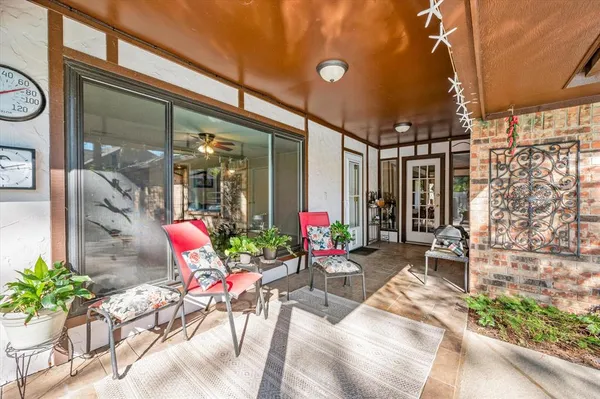 $519,500 | 129 East Louella Drive, Hurst, TX 76054