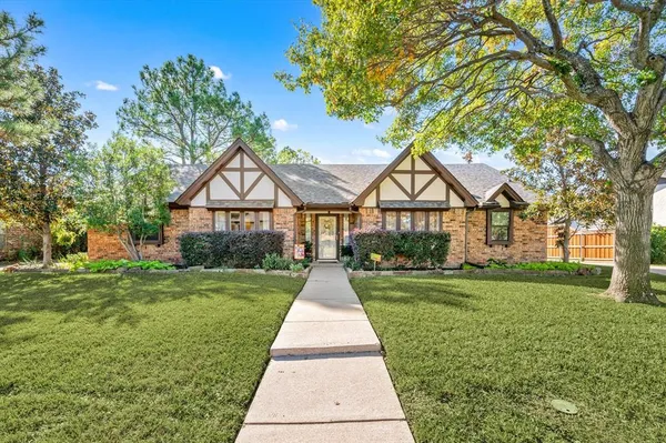 $519,500 | 129 East Louella Drive, Hurst, TX 76054