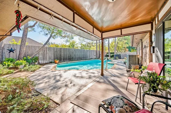 $519,500 | 129 East Louella Drive, Hurst, TX 76054