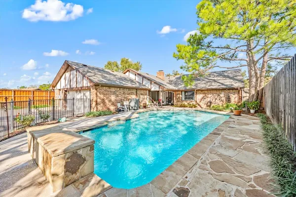 $519,500 | 129 East Louella Drive, Hurst, TX 76054