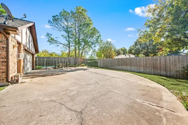 $519,500 | 129 East Louella Drive, Hurst, TX 76054