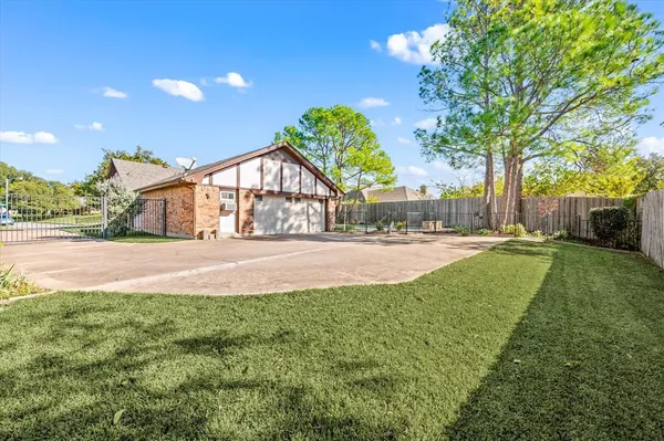 $519,500 | 129 East Louella Drive, Hurst, TX 76054