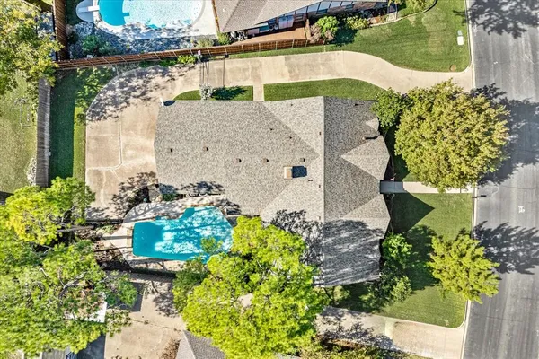 $519,500 | 129 East Louella Drive, Hurst, TX 76054