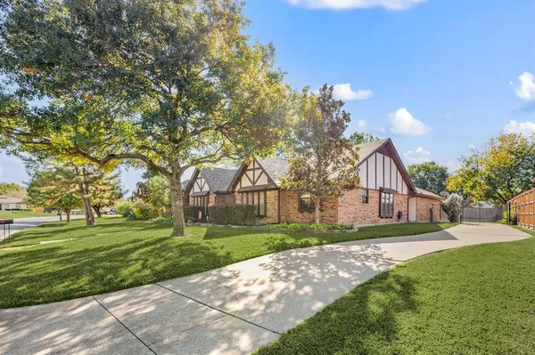 $519,500 | 129 East Louella Drive, Hurst, TX 76054