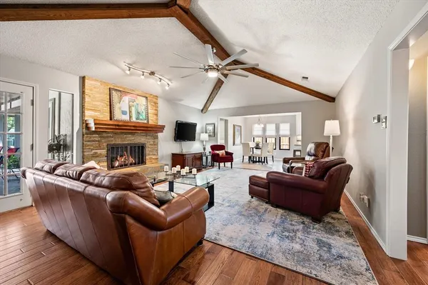 $519,500 | 129 East Louella Drive, Hurst, TX 76054
