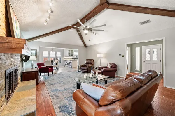 $519,500 | 129 East Louella Drive, Hurst, TX 76054