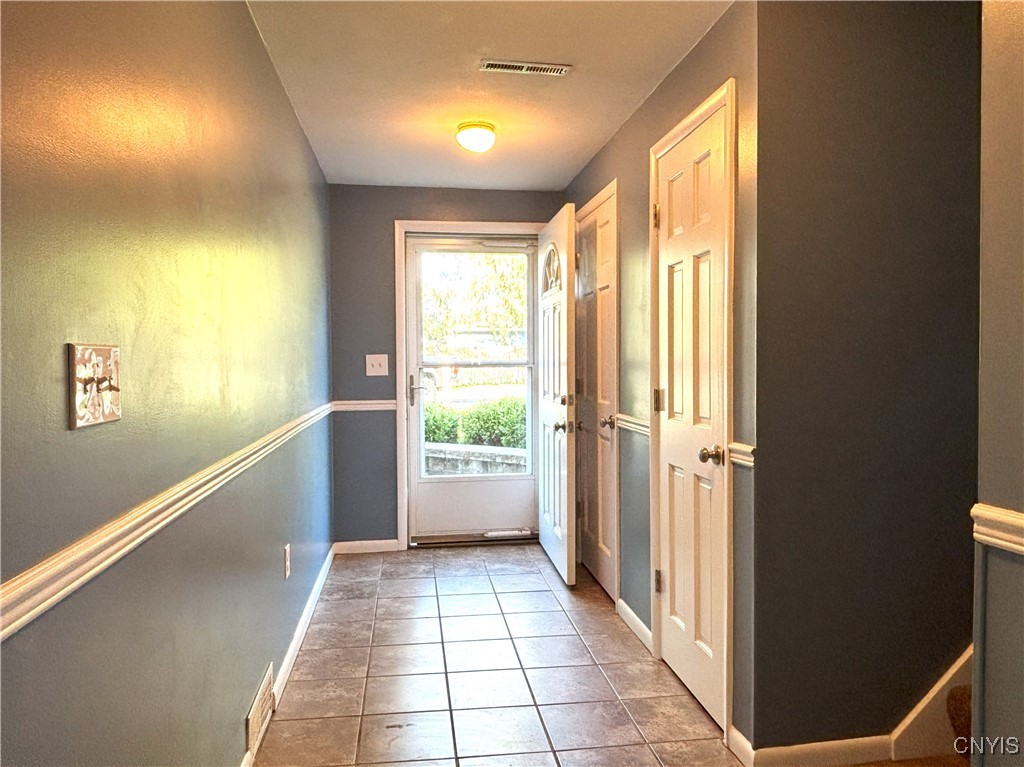 7658 Clover Road Syracuse, NY 13212 - Photo 28 of 31 Foyer