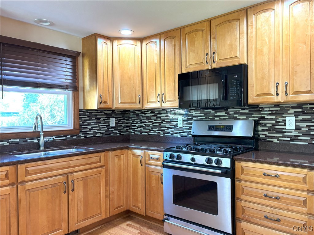 7658 Clover Road Syracuse, NY 13212 - Photo 4 of 31 Plenty of Storage