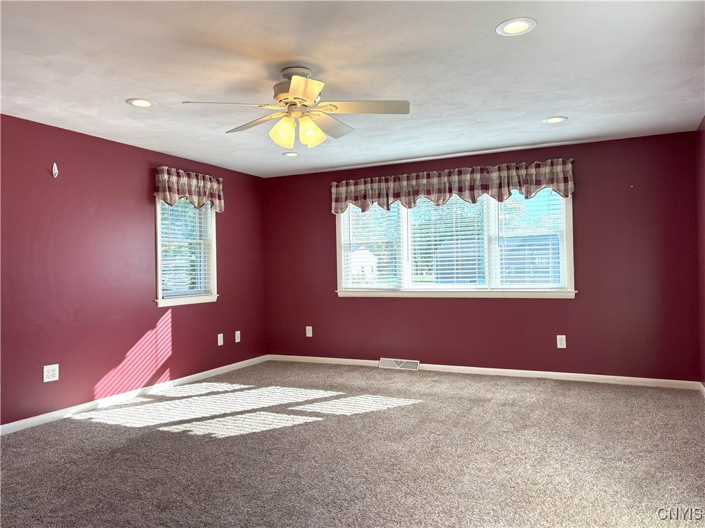7658 Clover Road Syracuse, NY 13212 - Photo 8 of 31 Living Room