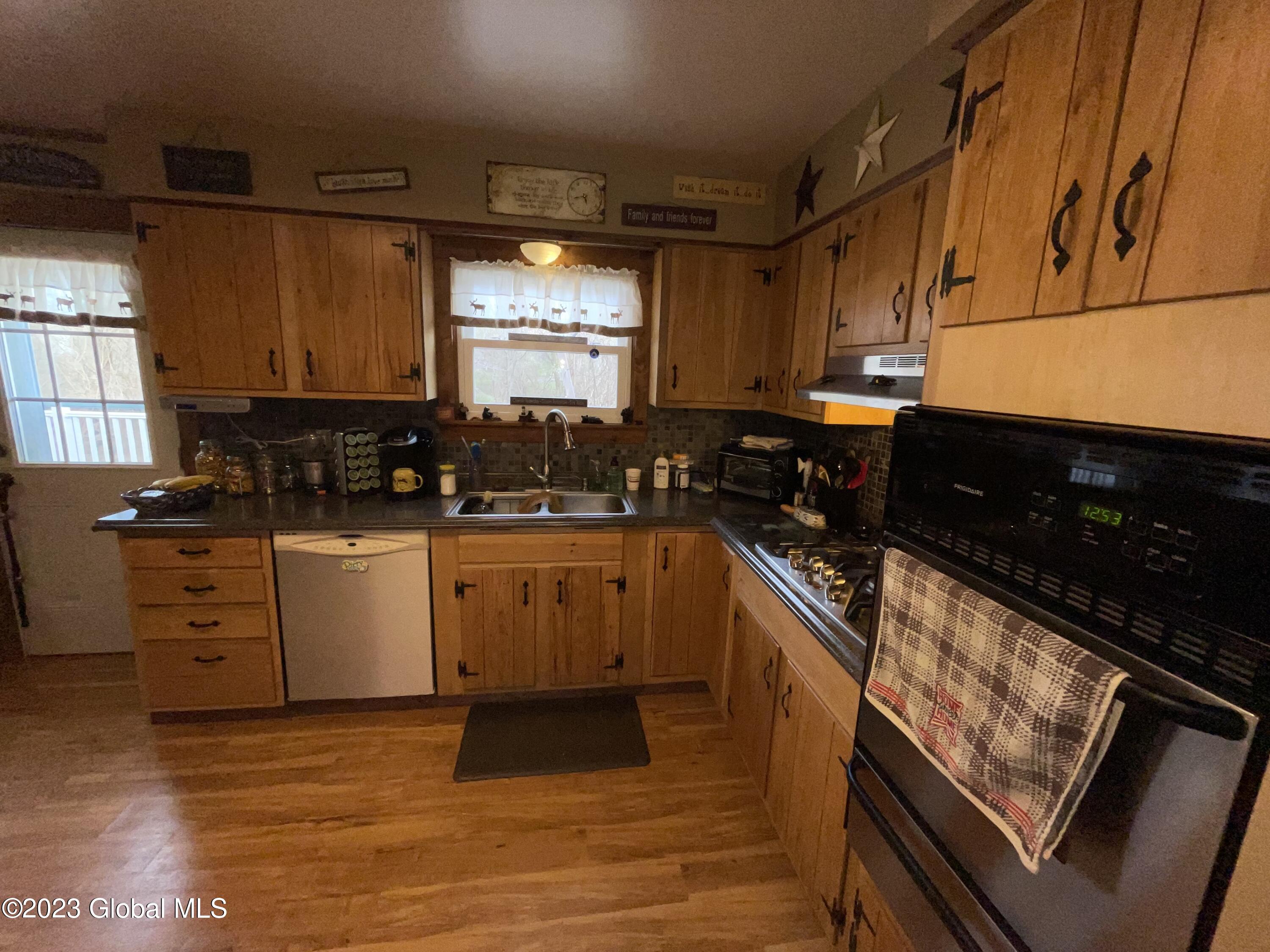 33 Woodin Road Halfmoon, NY 12065 - Photo 9 of 44 IMG_1292