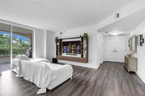 $4,000 | 1834 Brickell Avenue, Unit 33, Miami, FL 33129
