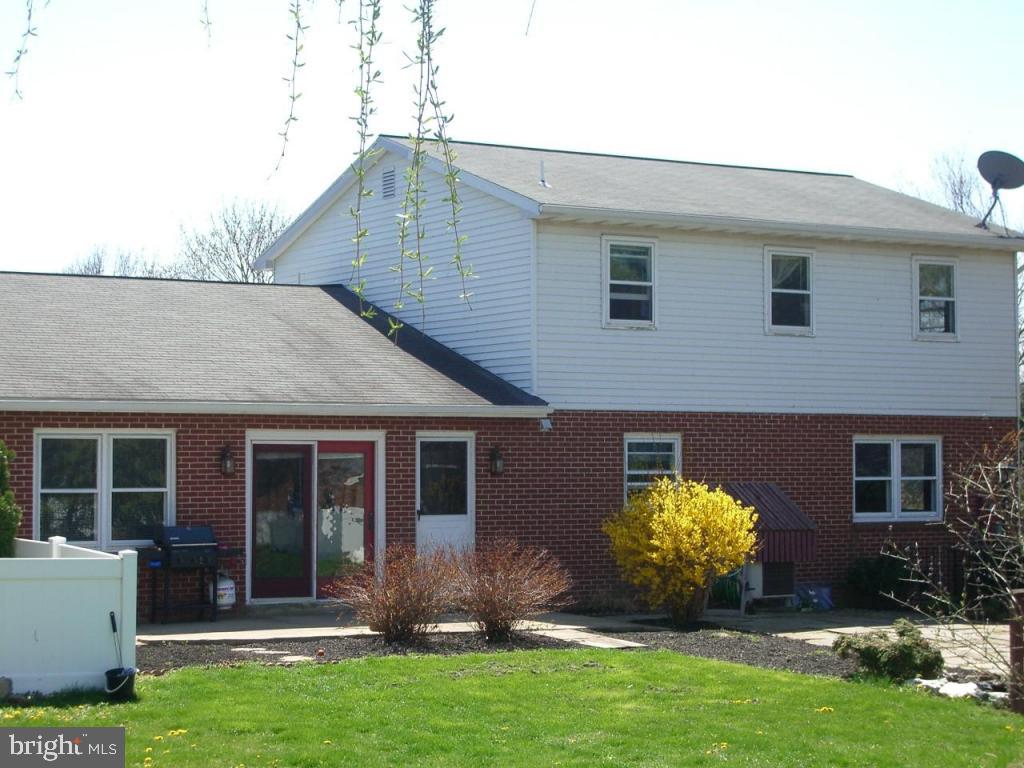 23 Pinewood Avenue Lititz, PA 17543 - Photo 2 of 13