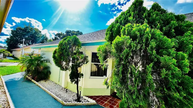 a view of a yard in front of the house