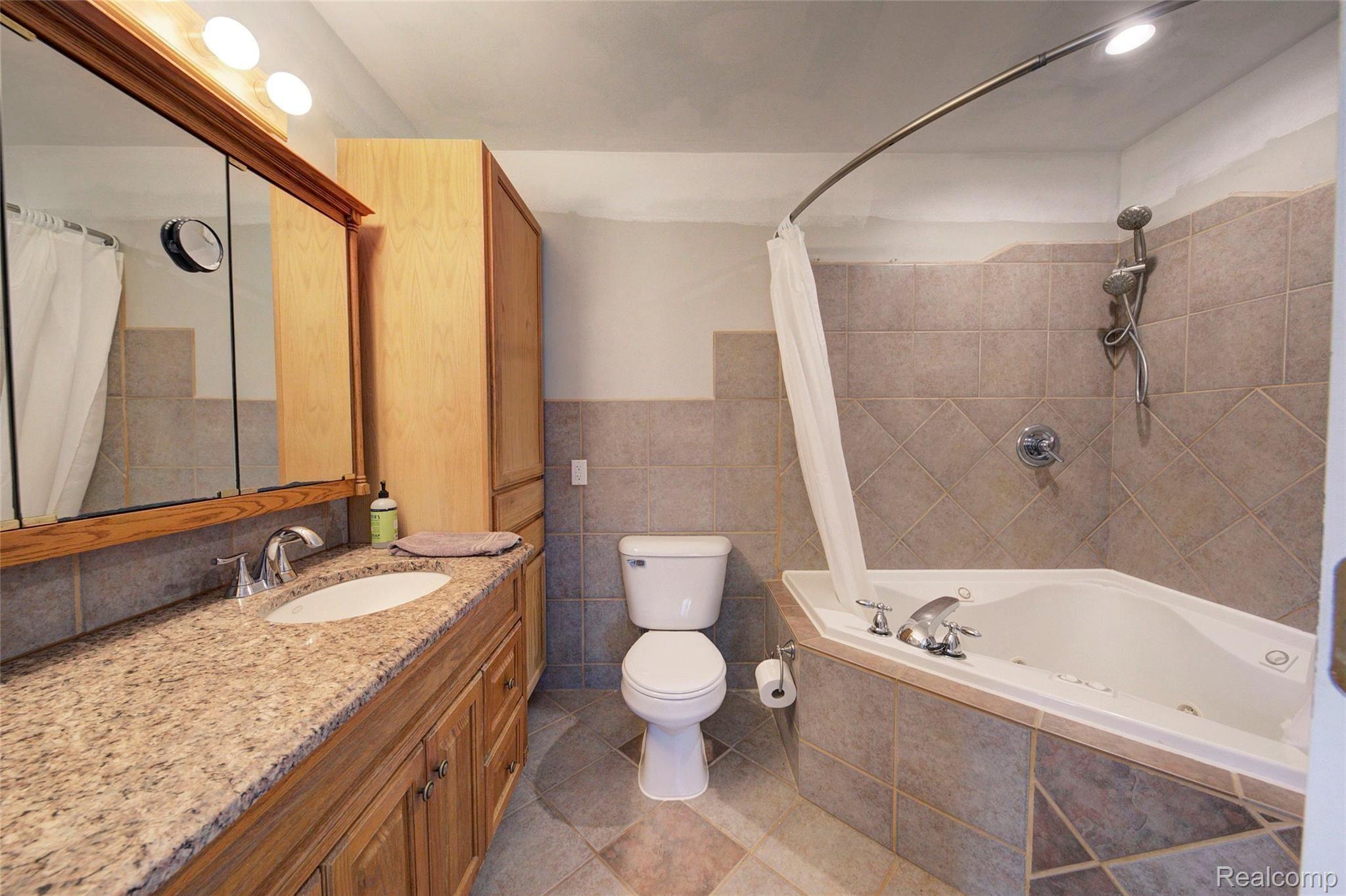 2190 Corlett Road Brighton, MI 48114 - Photo 27 of 44 Primary Bathroom.jpg