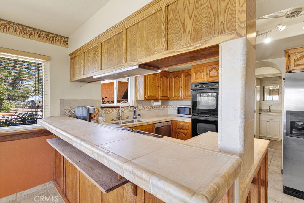 9072 Green Road Pinon Hills, CA 92372 - Photo 18 of 70 breakfast bar