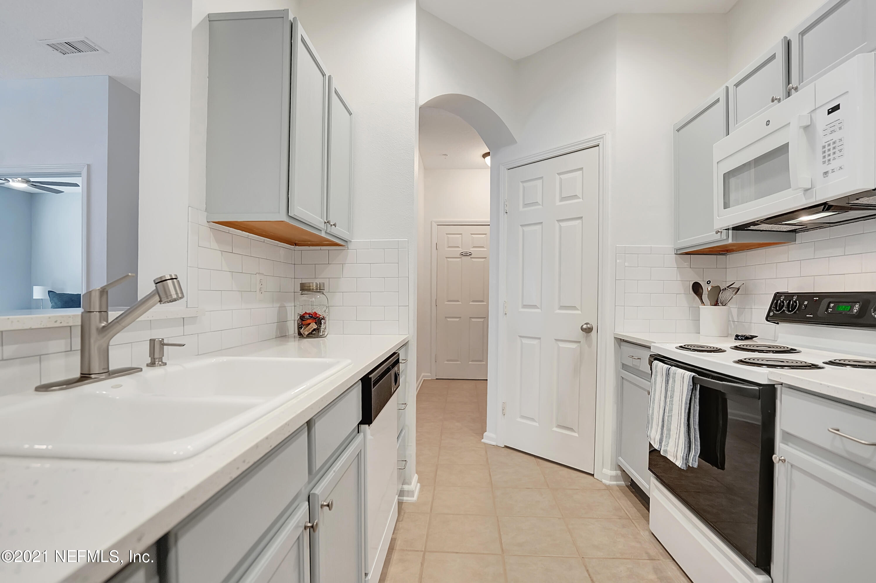 10550 Baymeadows Road, Unit 227 Jacksonville, FL 32256 - Photo 9 of 26 Kitchen view 2