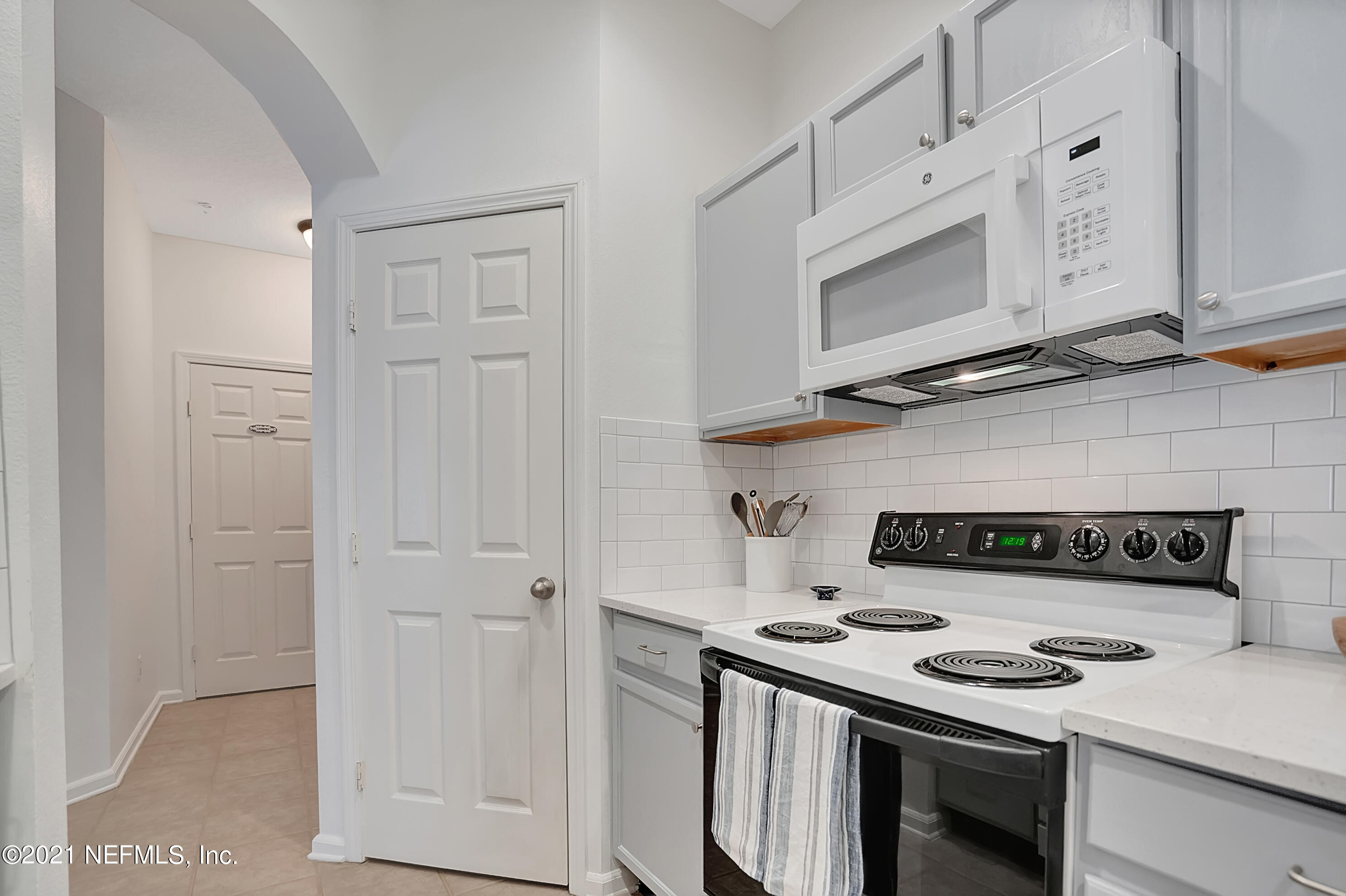 10550 Baymeadows Road, Unit 227 Jacksonville, FL 32256 - Photo 10 of 26 Kitchen and pantry