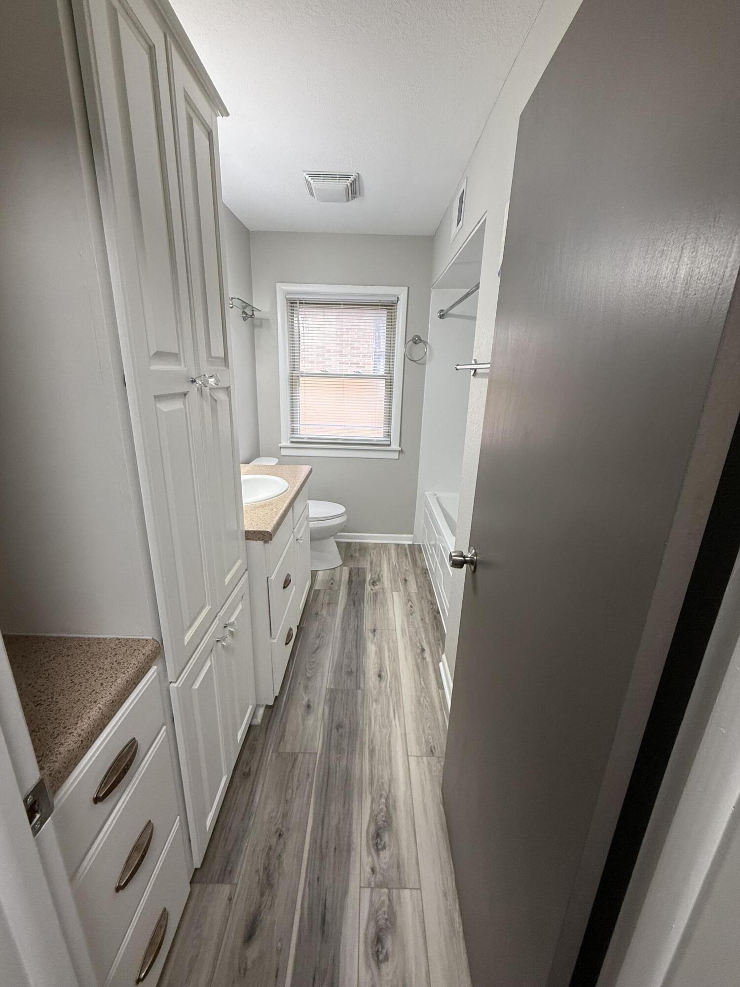 5126 North 67th Street Milwaukee, WI 53218 - Photo 7 of 23 IMG_9823