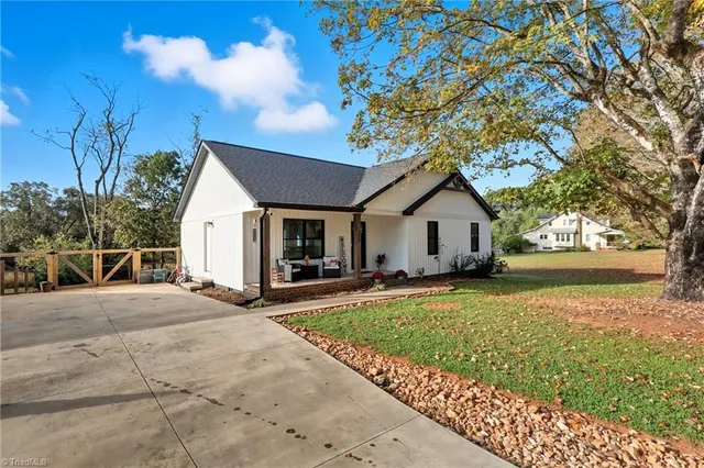 $285,000 | 218 Taylor Street, Yadkinville, NC 27055