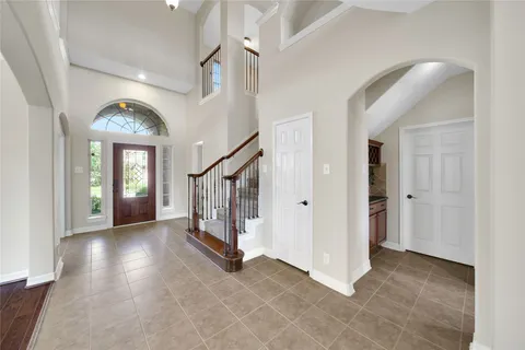 a view of an entryway with a livingroom