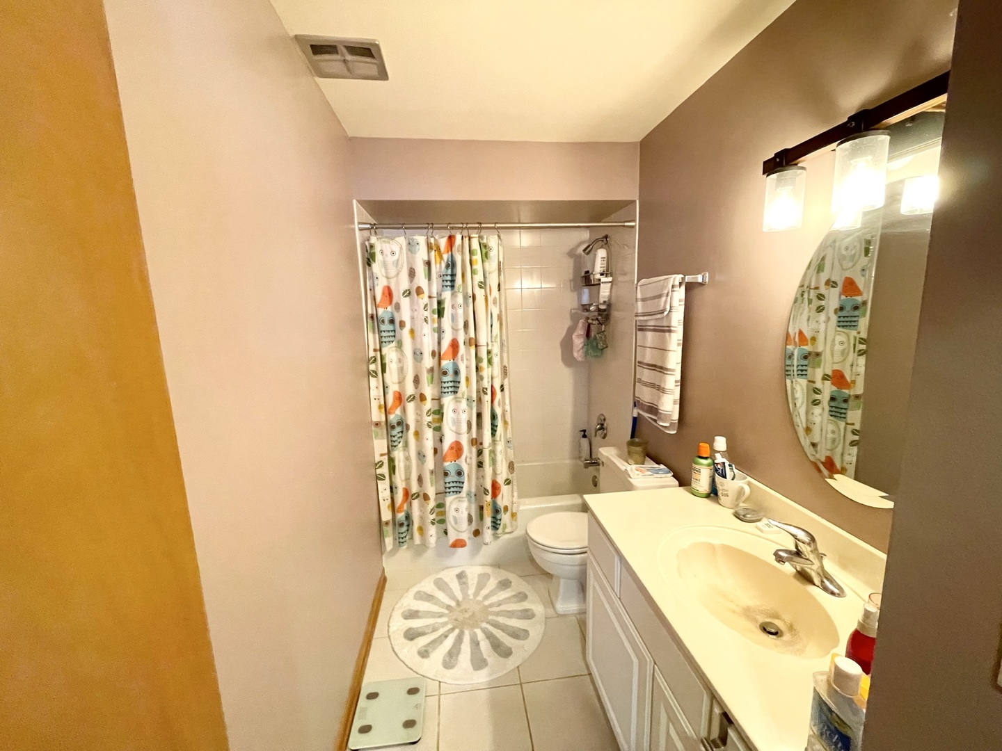 8804 45th Place, Unit 3 Brookfield, IL 60513 - Photo 5 of 9 a spacious bathroom with a double vanity sink and a bathtub