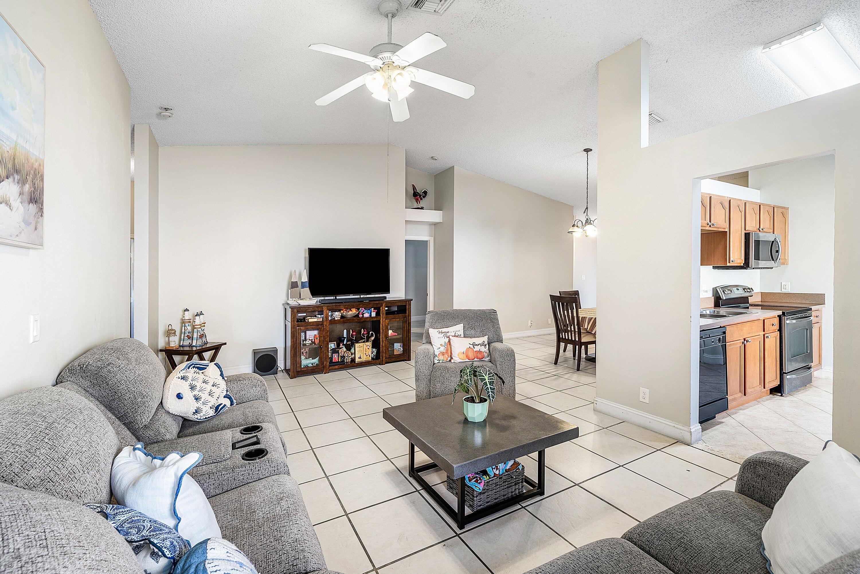 16 Ripley Way Boynton Beach, FL 33426 - Photo 8 of 29 Family Room to Kitchen