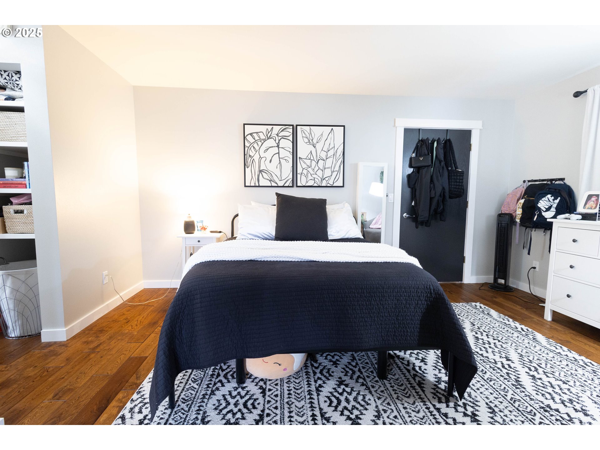 2000 Scorpio Drive La Grande, OR 97850 - Photo 12 of 36 a bedroom with a bed and dresser