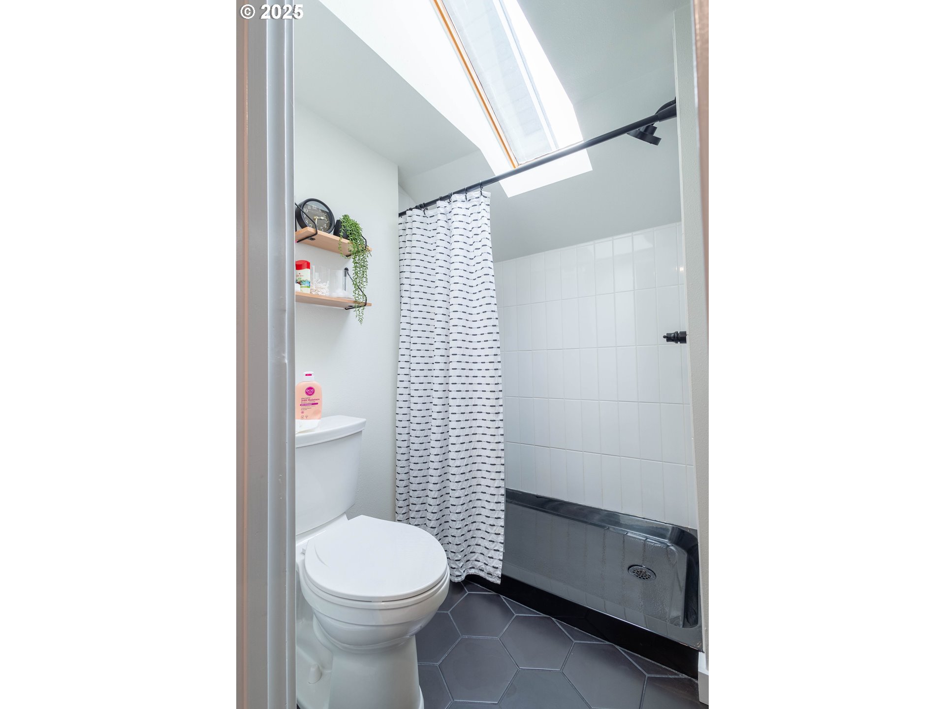 2000 Scorpio Drive La Grande, OR 97850 - Photo 22 of 36 a bathroom with a toilet and a shower