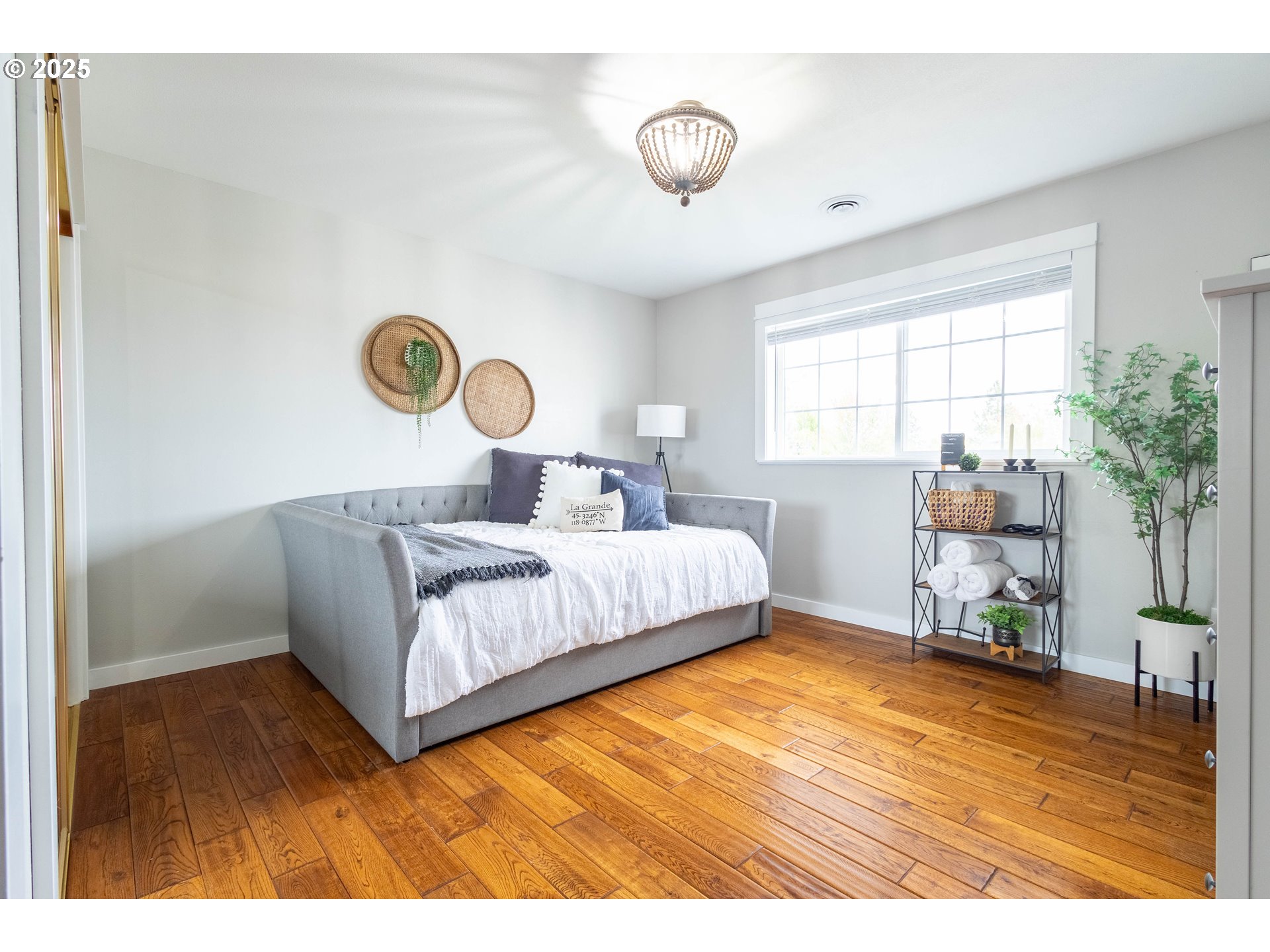 2000 Scorpio Drive La Grande, OR 97850 - Photo 24 of 36 a bedroom with a bed and a table in it