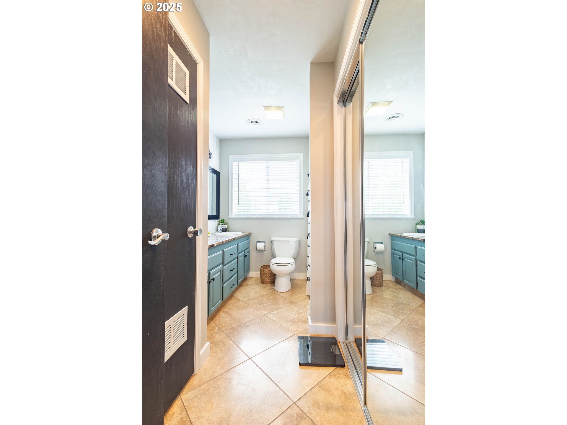 2000 Scorpio Drive La Grande, OR 97850 - Photo 27 of 36 a hallway with a view of living room
